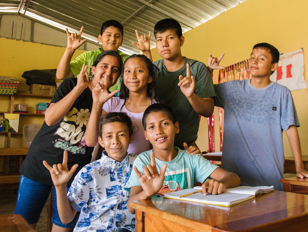 Group of Peruvian children signing 